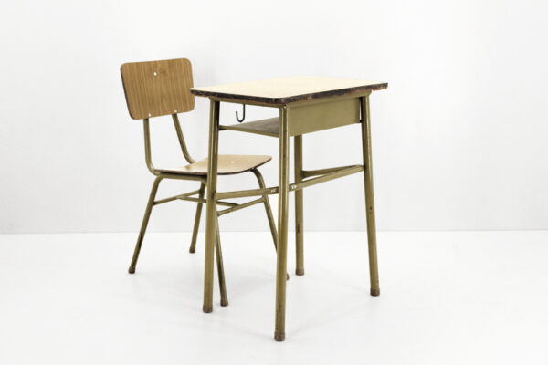 Silla y mesa escolar